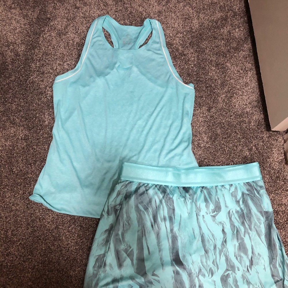 EUC Chic Nike tennis set in teal size small
